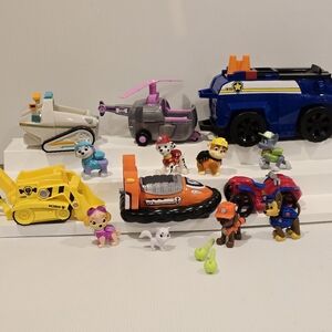Paw Patrol Vehicle and Figure Set with Ride ‘n’ Rescue Transforming Chase’s Set